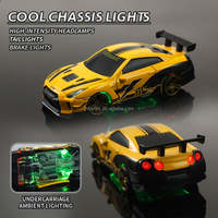 Voiture de course RC électrique à l'échelle 1:64 en alliage, avec casque créatif, télécommande 2.4G, lumières à commutation de vitesse, radiocommandée