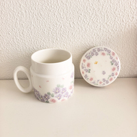 Mug en céramique florale violette de 400 ml avec couvercle et couvercle Mara, design européen, mug à café et à thé en porcelaine réutilisable