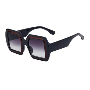 Nouvelles lunettes de soleil carrées pour femmes, monture noire en PC, protection UV400, classe 2, style quadrilatère, lunettes de soleil tendance - Product Image 1