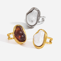 J&D Vintage Eleganter Ring 18K Vergoldeter Edelstahl Klassischer Barock-Perlen Barock-Bernstein-Harz-Ring