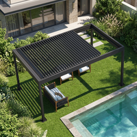 Pergola rétractable en aluminium motorisée avec toit à lames orientables, imperméable, pour jardin, terrasse, ou comme gazebo.