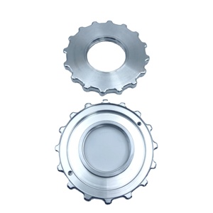 Placa de Montaje de Aluminio Mecanizada por CNC, Anodizada en Negro y Plata, Componente Circular con Recorte Rectangular - Product Image 1