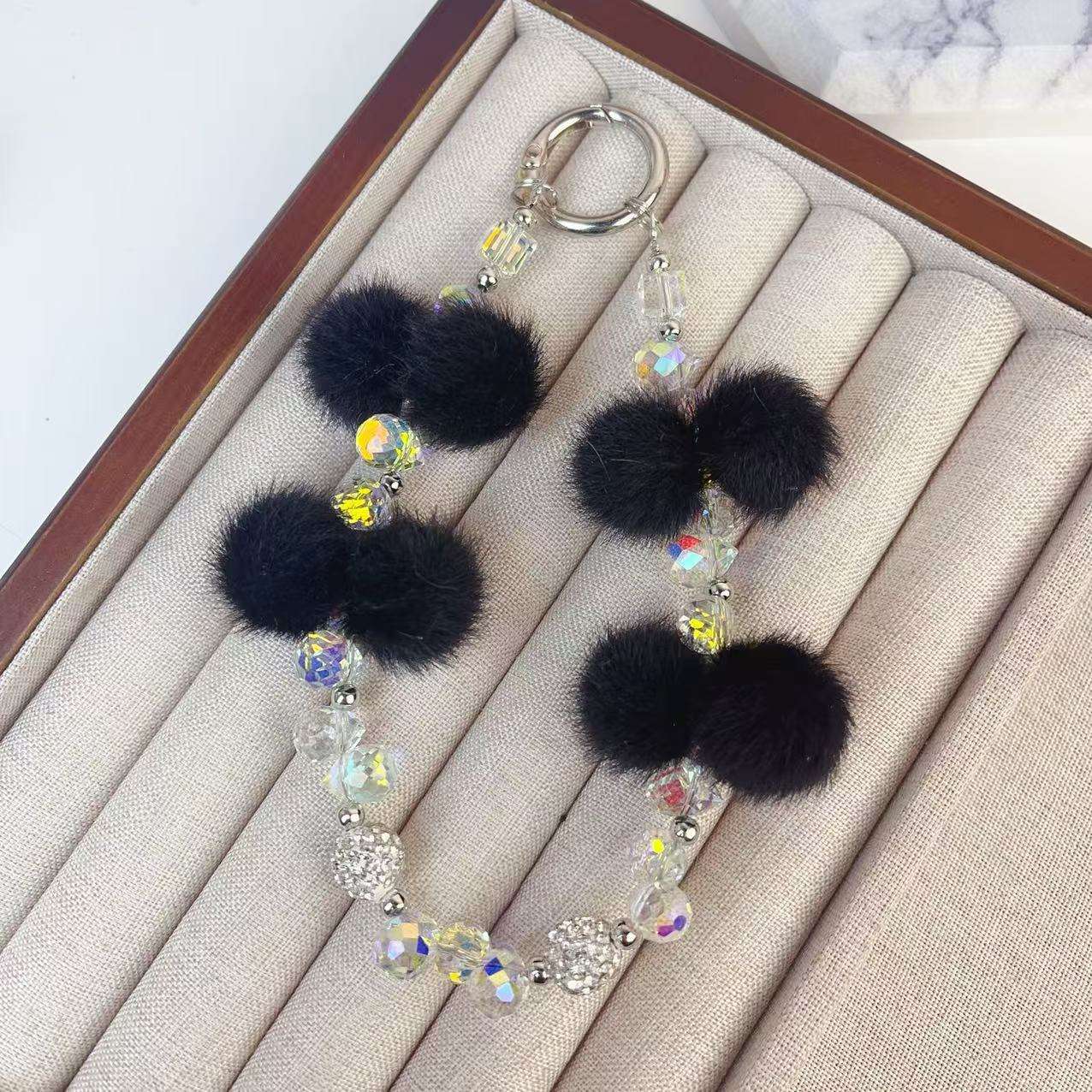 สไตล์ลูกบอลขนสีดำ