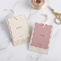Étiquettes rectangulaires pour vêtements en papier kraft clair de haute qualité, impression couleur intégrale ; Étiquettes de style mode personnalisables