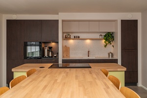 Meuble de bar de <span class=keywords><strong>cuisine</strong></span> moderne avec station à café intégrée, ensemble table et tabourets de bar en bois assortis - Product Image 2