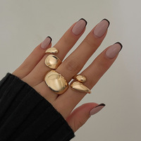 Bague ouverte unisexe en métal poli de marque de créateur, design unique en forme de goutte d'eau.