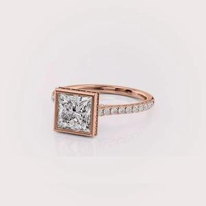 Anillo de Compromiso con Diamante Cultivado en Laboratorio, Corte Princesa, Personalizado, en Oro Rosa de 18K con Engaste de Bisel, Chapado en Rodio, Certificado IGI - Product Image 3