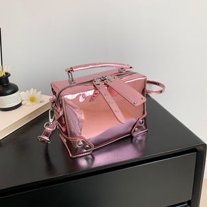 Sac à main en cuir PU tendance. Décoré. La doublure est en polyester. Conçu par un designer de luxe.3076 - Product Image 5