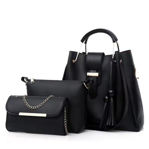 Conjunto de bolso tote negro de PU para mujer con correa de cadena, bolso de mano y detalle de borlas, estilo clásico para uso diario. - Product Image 1