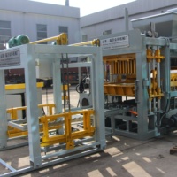 Machine à fabriquer des blocs creux entièrement automatique QT4-15