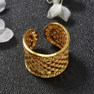 Anillo de compromiso clásico y moderno con filigrana geométrica abierta de cobre chapado en oro de 18 quilates con diseño floral para mujer, ideal para bodas. - Product Image 5