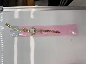 Orologio da Donna Placcato Oro con Cassa Rotonda, Cinturino in Lega, Luminoso, Accessorio di Moda - Product Image 1