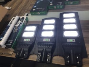 SUNDE Lmpadas Solares <span class=keywords><strong>Farola</strong></span> Ip65 Luces alimentadas <span class=keywords><strong>50W</strong></span> 100W <span class=keywords><strong>LED</strong></span> Lámpara solar de calle - Product Image 6