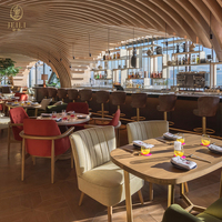 Ensemble de mobilier commercial JEILI pour restaurant : banquette en cuir marron, table ronde et chaises en rotin pour projets hôteliers et d'accueil.