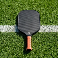 Raquette de pickleball en carbone brut avec noyau en nid d'abeille PP, raquette monobloc pour tous les terrains, pour un spin et un contrôle puissants du balle