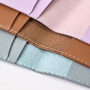 Porte-passeport en cuir élégant avec blocage RFID, étui de voyage élégant pour hommes et femmes - Product Image 6