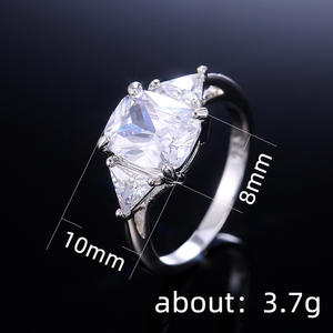Anello di Fidanzamento Classico da Donna F402 con Diamante Naturale Taglio Smeraldo e Pietre Laterali a Baguette Affusolate - Product Image 5