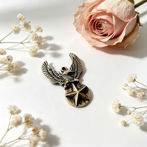 Colgantes de Medalla de Aleación de Zinc con Múltiples Diseños Vintage, Estrella, Águila, Cruz, Insignias Ornamentadas para Decoración de Collares, Pulseras y Prendas DIY - Product Image 1