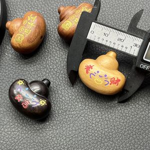 Pendentif en bois de santal sculpté en forme de calebasse, style Yuanbao créatif, grain de bois, fait main, ornement décoratif, cadeau personnel, sans brevet - Product Image 3