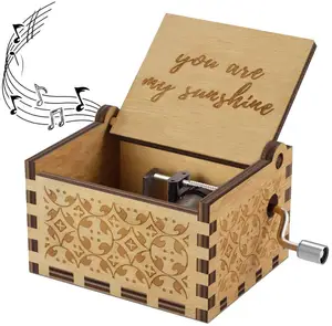 Caja de música de madera personalizada de fábrica con manivela y tipos de música como you are my sunshine, moon river