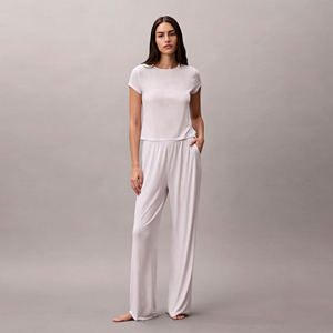 Conjunto de pijama para mujer de algodón orgánico suave y relajante, camiseta de cuello redondo de color liso y manga corta, pantalones transpirables con cintura elástica. - Product Image 2