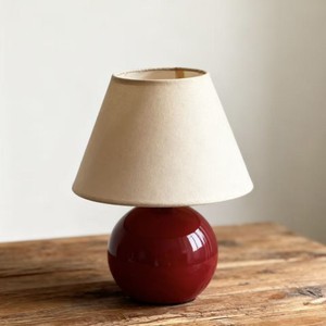 Lámpara de Mesa con Base de Cerámica Roja y Pantalla Beige, Bombilla LED E27, Diseño Simple para Sala de Estar, Dormitorio o Estudio - Product Image 1