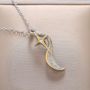 Nouveauté : Collier tendance pour femme avec pendentif créatif en forme d'empreinte de pied, texture mate, plaqué or bicolore, avec chaîne - Product Image 1