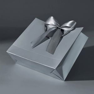 ถุงกระดาษช้อปปิ้งแบบมีหูหิ้วริบบิ้นหรูหรา  ถุงของขวัญกระดาษพิมพ์ลายนูนตามสั่ง พร้อมโลโก้ - Product Image 1