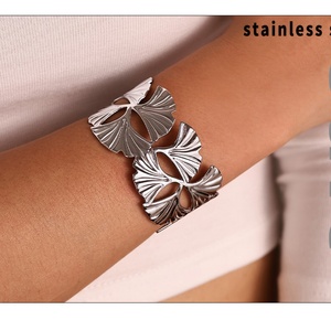 Bracelet haut de gamme en acier titane motif feuille de Ginkgo Biloba pour femme, bijou enveloppant ajouré tendance - Product Image 2