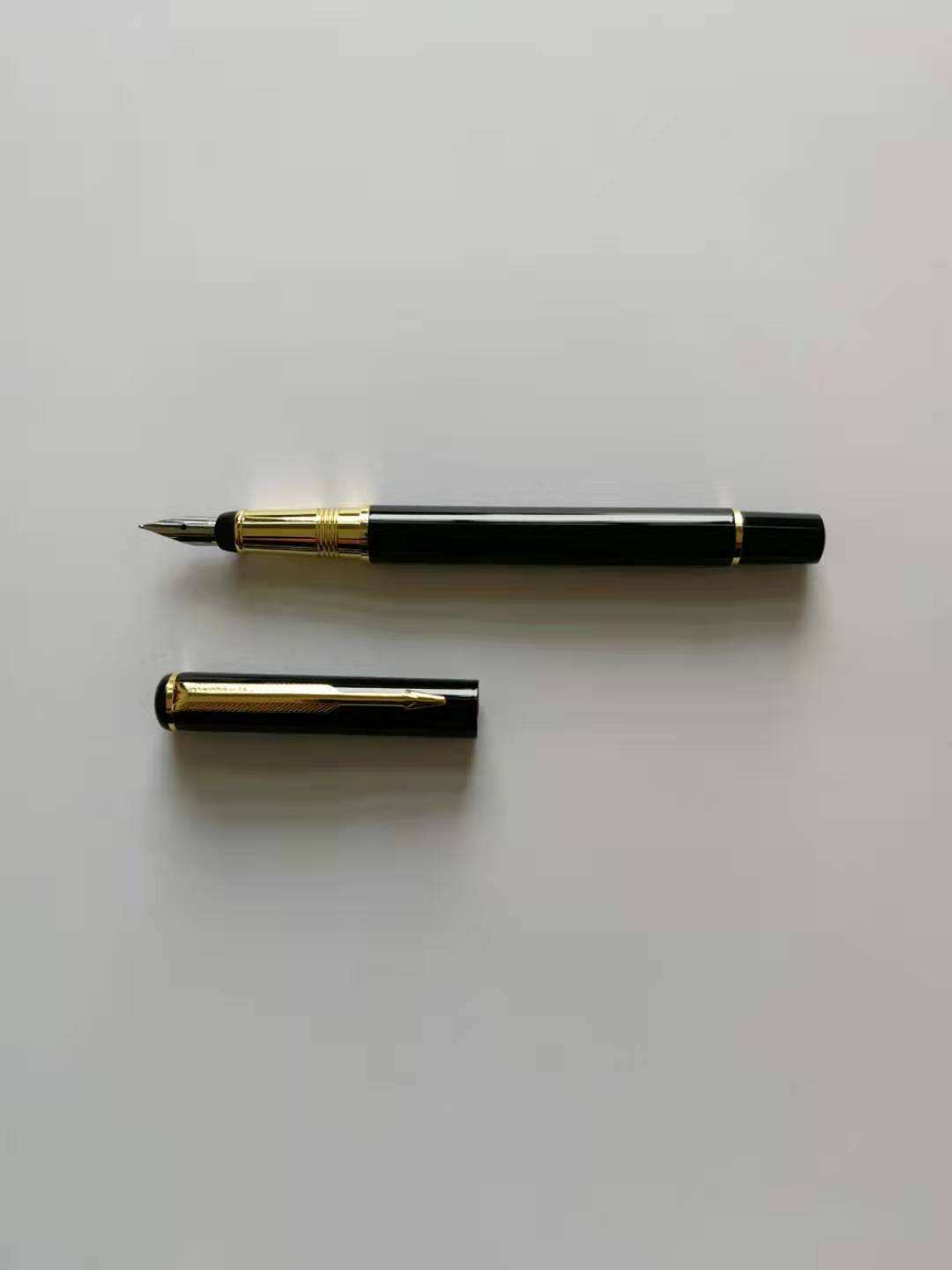 ปากกาสีดำเงา