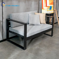 Ensemble de canapés de jardin en aluminium minimaliste pour l'extérieur, avec coussins imperméables, confortables et luxueux, pour hôtels et espaces de loisirs commerciaux