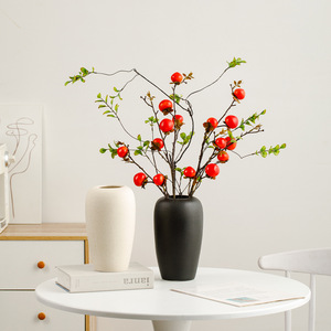 Vase en céramique moderne et minimaliste au toucher premium, arrangement de fleurs artificielles couleur kaki pour la table à manger et la décoration du salon - Product Image 1