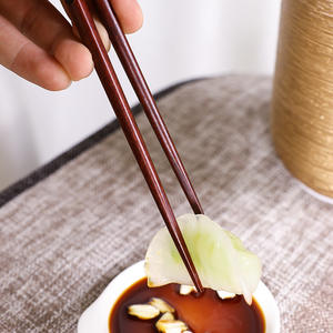 1 Par de <span class=keywords><strong>Palillos</strong></span> Redondos de Madera Maciza Lacada Japonesa de Moda 2020 para <span class=keywords><strong>Comer</strong></span> <span class=keywords><strong>Sushi</strong></span>, Fideos y Otros Alimentos - Product Image 2