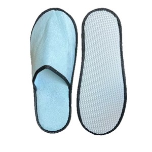 Chaussons d'hôtel épais antidérapants en peluche à bout fermé couleur unie, vente en gros pour maisons d'hôtes et salons de beauté - Product Image 2