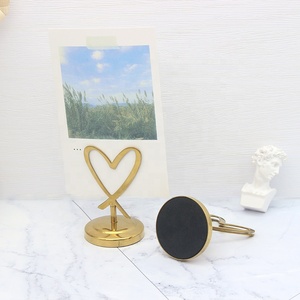 Porta Tarjetas de Lugar de Metal con Diseño de Corazón de 8 cm de Alto, Porta Menús de Mesa para Restaurante y Bodas - Product Image 1