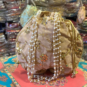 Vente en gros de sacs Potli de poignet indiens faits à la main brodés pour femmes Chikankari pochette Potli sac cadeau de retour de faveur de mariage - Product Image 1