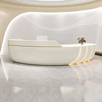 Bureau d'accueil incurvé sur mesure de grande taille, moderne, en fibre de verre, avec éclairage d'ambiance LED pour hôtel, clinique médicale, bureau d'entreprise