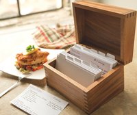 Boîte à recettes rectangulaire en bois sculpté avec cartes, séparateurs et couvercle porte-téléphone pour le stockage alimentaire
