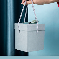 Boîte cadeau en papier écologique portable de haute qualité en forme de cœur pour la Saint-Valentin, emballage de bouquet de fleurs en gros avec poignée en corde