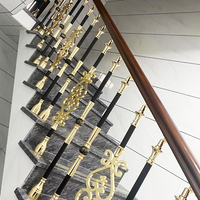 Rampe d'escalier moderne de luxe en aluminium avec détails en laiton, accessoires d'escalier extérieur pour constructions de villas