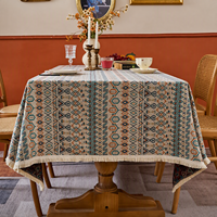 Nappe Jacquard Géométrique Bohème avec Franges à Pompons, Housse de Table Rectangulaire Style Ethnique pour Table à Manger Décoration Maison