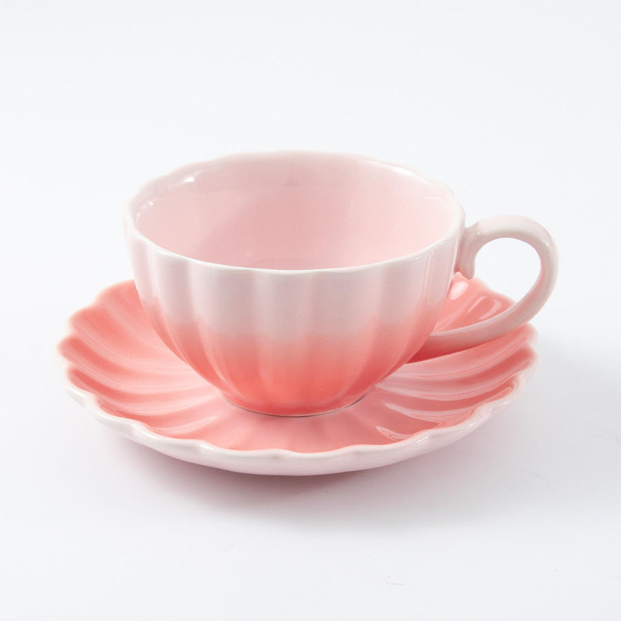 Tasses et soucoupes roses dégradées