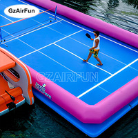 Terrain de sport aquatique gonflable commercial en PVC, idéal pour les activités de divertissement estivales dans les zones touristiques.