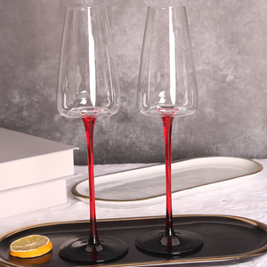 <span class=keywords><strong>Verre</strong></span> <span class=keywords><strong>à</strong></span> <span class=keywords><strong>vin</strong></span> rouge soufflé <span class=keywords><strong>à</strong></span> la main avec <span class=keywords><strong>pied</strong></span> noir Fourniture en vrac de tige rouge de couleur de pulvérisation de cristal élégant pour <span class=keywords><strong>verre</strong></span> <span class=keywords><strong>à</strong></span> champagne avec De Unique - Product Image 5