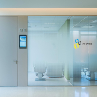 Cloison de bureau panoramique moderne en verre trempé double insonorisée avec porte pour intérieurs commerciaux, cadre en aluminium