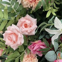 Arche de fleurs artificielles avec des roses colorées mélangées, feuillage vert, décoration florale pour mariage, réception, stand, scène, fond