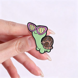 Broche en émail tortue de dessin animé stylée, avec lunettes de soleil roses surdimensionnées et coquille brillante, motif reptile mignon, pour la décoration de sac à dos - Product Image 2