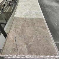 Panneau de plafond en PVC moderne avec des caractéristiques imperméables et ignifuges, vente directe d'usine de haute qualité pour la décoration intérieure de salle de bain