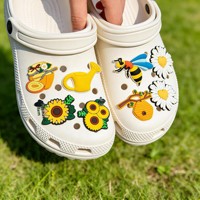 Breloque décorative amovible en PVC souple moulé par injection, motif abeille, tournesol et fleur, pour sabots et chaussures à trous, accessoire de chaussure DIY