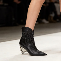 Bottines noires à bout pointu pour femmes, talon sculptural métallique unique, style décontracté en PU, collection été, design de créateur
